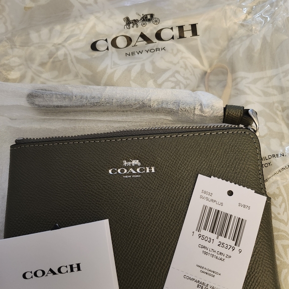 Coach Corner Zip Wristlet. - Picture 4 of 4